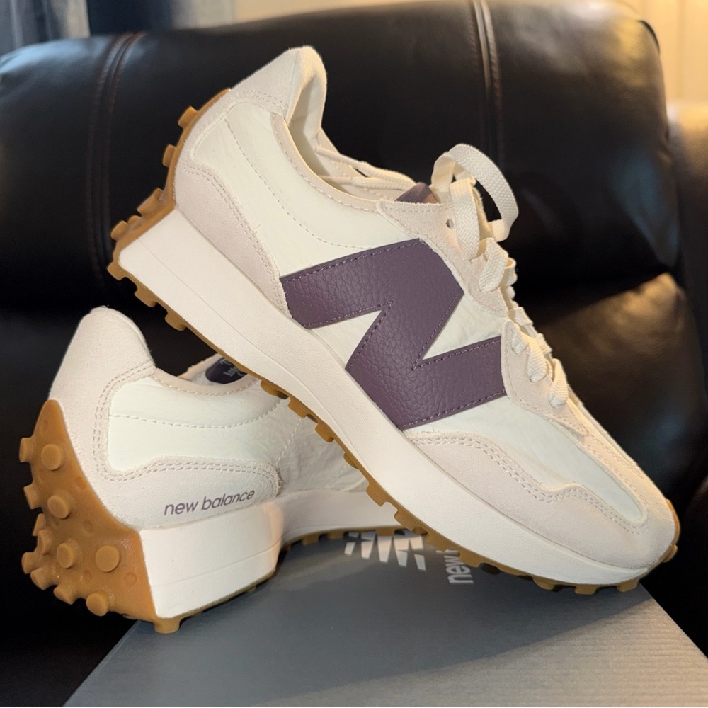 New Balance Women's 327 Sneaker, Linen/Sea Salt/Dark Ice Wine size 8 or 6.5 men